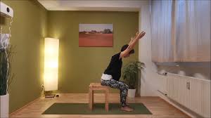 Yoga Rund Um Den Stuhl Und Sonnengruss Auf Dem Stuhl Karoballer Elopage