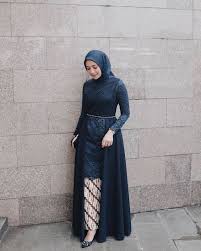 7 model kebaya modern dan dress brokat kondangan untuk hijaber; 8 Inspirasi Kebaya Lamaran Modern Untuk Yang Berhijab Cantik Berkilau Dalam Busana Timeless