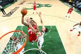 Kawhi leonard recently went viral with a photo of showing him holding two water bottles with one hand. Raptor Recalibration Game 5 Bucks Switching Kawhi Leonard S Impossible Hands Mengke Bateer And More The Athletic