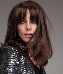 D'ispirazione parigina il lob lungo scalato con frangia aperta e messo in . Capelli Lob Bob E Carre I 7 Tagli Moda Per Ringiovanire Il Viso Donne Sul Web