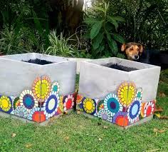 En El Jardin Tenemos De Todomacetas Y Curiosos En 2020 Arte De Jardin En Mosaico Macetas De Flores En Mosaico Macetas Decoradas