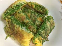 kai cha om fried egg with cha om if we put a lot of cha om it very dilicious cha om is a thai vegetable