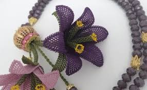 Kadinlarin Favorisi Zambak Cicegi Tesbih Igne Oyasi Modeli Ve Anlatimi En 2020 Encaje De Aguja Joyeria Para Hacer Tutoriales Flores Tejidas A Crochet