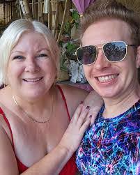 Kerry Purdy's Instagram, Twitter & Facebook