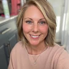 Gloria Knopp's Instagram, Twitter & Facebook