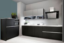 Küche, schwarz, schwarze kochinsel, schwarze kücheninsel, dunkel, modern, matt, matte fronten, arbeitsplatte, stein, naturstein, idee, bild, marken, vorteil, nachteil, küchenplatte, küchenarbeitsplatte, inspiration; Die Edle Kuche Mit Schwarzer Front Und Weisser Arbeitsplatte Zerox Black Fm Zerox Tessilo Fm Rotpunkt Kuchen