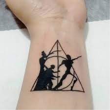 13 Tatuagens Das Reliquias Da Morte Para Fas De Harry Potter Harry Tattoos Harry Potter Tattoos Tattoos