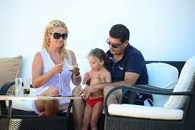 İki kez evlenen ali uğur akbaş ikinci evliliğini oyuncu yeliz yeşilmen ile yaptı. Yeliz Yesilmen In Esi Ali Ugur Akbas Kimdir Yeliz Yesilmen I Aldattigi Iddia Edilmisti Magazin Haberleri