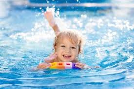 Wenn es draußen sehr warm ist, dann lassen sich feiern wie kindergeburtstage auch sehr gut in ein schwimmbad, an den pool oder an einen see verlegen. Schwimmbad Spiele Lustige Ideen Fur Spiele Im Wasser