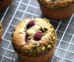Moelleux A La Pistache Et Framboise Recette Facile En 2020 Recette Recette Facile Et Recette Muffin Framboise