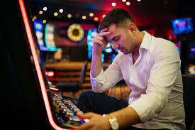 Gambling Addiction Guide: Symptoms & Treatment