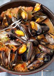 Add the bay leaves, pepper, and wine to the pot and bring the wine to a boil. Mussels In White Wine Sauce With Onions And Tomatoes The Appetizer That Should Be In Every Cook S Repertoire Recipe Recipes Seafood Recipes Food