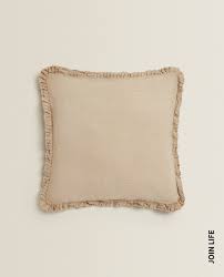 I nostri cuscini, copricuscini e cuscini d'arredo sono disponibili in colori neutri o vivaci, in tanti tessuti, texture e dimensioni diverse per adattarsi alla tua casa. Federe Da Cuscino Zara Home