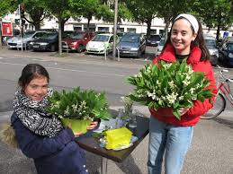 Mamily a réalisé un ensemble de 2 cartes tout en alexis 20 et avec un joli petit brin de muguet…. Tours Les Vendeurs De Muguet Nombreux Dans La Ville