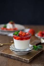 Panna Cotta Mit Erdbeeren Gaumenpoesie Rezept Panna Cotta Erdbeer Panna Cotta Lebensmittel Essen