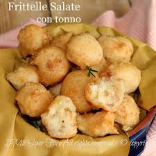 Per la preparazione di torte salate ne occorrono circa 3 bustine che in genere contengono circa 16 grammi di lievito. Frittelle Salate Con Tonno Ricetta Facile Gustosa Economica