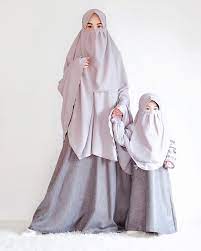 Selain gadis muda bercadar melahirkan di baskom ini tak mau mengaku siapa sosok pria yang menghamilinya, turut polisi kesulitan minta gadis bercadar buka cadar saat diminta untuk foto. Model Gamis Bercadar Pakaian Fashion Jilbab Cantik Perempuan