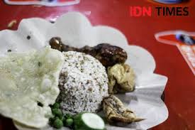 Kuliner nasi tutug oncom merupakan kuliner dengan perpaduan nasi dan oncom. Mengenal Nasi Tutug Oncom Kuliner Hangat Khas Tasikmalaya Idn Times Jabar