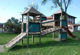 Ein klettergerüst, auch spielturm genannt, gibt es auf den meisten öffentlichen spielplätzen und ist sehr beliebt bei den kindern. Eine Holzerne Klettergerust Fur Kinder Im Freien Befindet Sich In Einer Bar Garten Lizenzfreie Fotos Bilder Und Stock Fotografie Image 3825613