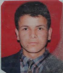 Aniden fenalaşan Mehmet Akkurt(34) babası Rahmi Akkurt&#39;un kollarında can verdi. Taşkesti&#39;de yaşanan bu olaydan sonra bölgede bir ambulans bulunmaması ... - ha2013119124439-25224