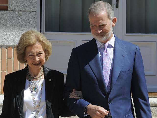 El rey Felipe se reencuentra con la emérita Sofía en un acto y ante su  viaje a Mallorca