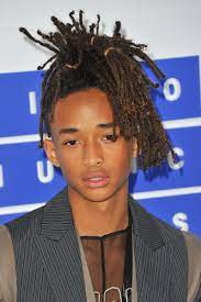 In addition to being an actor he is also a dancer, songwriter and rapper who won an mtv award for his performance in the pursuit of happyness. Jaden Smith Biography