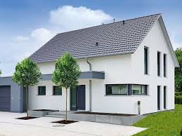 Der Einfamilienhaus Klassiker Life Von Fertighaus Weiss Verbindet Traditionelle Satteldachbauweise Mit Modernen Gestaltungsel Einfamilienhaus Haus Fassade Haus