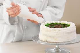 Das verzieren eines gebäcks mit sahne oder creme mit hilfe eines spritzbeutels heißt im fachjargon aufdressieren. Spritzbeutel Richtig Benutzen Wegweiser Zur Richtigen Technik Backen Mit Meincupcake De Blog