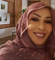 صمت فصيح أظننتَ صمتَكَ حيلةً تُنجيكَ؟ يا لبرائتِكْ !! أنا مذ عرفتُكَ ما  أجدتُ سوى الهوى وقراءتِكْ ما حاجتي لتقولَ؟ لي لغةٌ وصلتُ بسرِّها لقرارتِكْ  بيني وبينكَ سرمدٌ لا ينتهي لم يبتدِىءْ