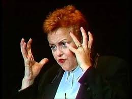 Après une formation d'actrice classique, elle est révélée au public en tant qu'humoriste dans l'émission la classe et dans un one woman show en 1988. Muriel Robin Les Animaux Tout M Enerve Muriel Robin Muriel Animaux