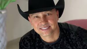 Por qué Giovanny Ayala menciona que está sin dinero?