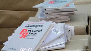 Крім того, закон про мову передбачає, що уряд упродовж півроку внесе законопроект, що додатково захистить мови національних меншин та корінних народів. Parlament Moldovi Viznav Rosijsku Movoyu Mizhnacionalnogo Spilkuvannya Novini Aktualni Povidomlennya Pro Podiyi V Sviti Dw 16 12 2020