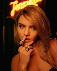 Not gonna lie, I chill as hard in gym clothes as I train in them hehe.  Whooops 🤷🏼‍♀️😜 We (@northborders ) took this photo in an area in  Rotterdam called 'Kop van