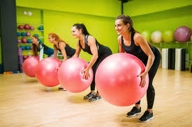 Büyük toplarla egzersiz yapan kadınlar grubu, fitness antrenmanı. Spor  salonunda kadın spor takım çalışması. Fit dersi, aerobik | Premium fotoğraf