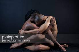 plainpicture - plainpicture p1554m2272598 - Zwei junge nackte Männer um...  - plainpicture/Tina Gutierrez