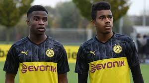 Ansgar knauff (born 10 january 2002) is a german footballer who plays as a right midfield for german club borussia dortmund. Nicht Nur Youssoufa Moukoko Bvb Befordert Auch Talent Ansgar Knauff Zu Den Profis Sportbuzzer De