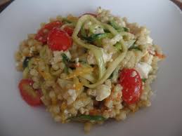 Fregola Sarda Pasta Risotto Mit Zucchininudeln Tomaten Und Fetakase Rezept Rezept Zucchini Nudeln Lebensmittel Essen Risotto