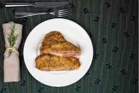 Disponete su 4 fette il prosciutto e il formaggio. Latteria Del Monterosa Cotolette Alla Valdostana Le Cotolette Alla Valdostana Sono Un Golosissimo Secondo Patto A Base Di Carne Una Sorta Di Cordon Bleu Tipico Della Tradizione Della Cucina Regionale Della