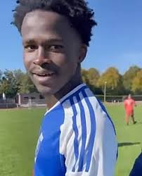 Querpass: Ottensteins Kicker Ousman John sitzt in Abschiebehaft: Heimspiel 