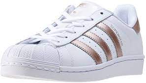 A superstar is someone who has great popular appeal and is widely known, prominent, or successful in their field. Adidas Damen Superstar Sneaker Amazon De Schuhe Handtaschen
