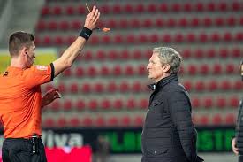 De kanaries zetten hun voet geruime tijd naast de carolo's, maar de rode lantaarn zakte in het laatste halfuur weg. Stvv Wint Aan De Gaverbeek Voor Het Eerst Onder Peter Maes En Geeft Rode Lantaarn Voorlopig Door Jpl Speeldag 18 Hln Be