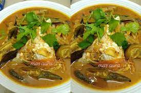 Panaskan minyak dalam periuk, tumisan bahan tumbuk kasar bersama bunga lawang. Resepi Kari Kepala Ikan Ala Mamak Iluminasi