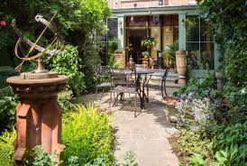 My Garden: A Magical Small Garden Behind a 1930s Terrace | Houzz IE