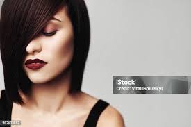 Foto de Modelo Com Cabelo Castanho Longo Brilhante Perfeito Retrato De  Corte De Cabelo Bob Closeup e mais fotos de stock de Cabelo Curto