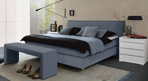 Wählen sie bei jedem boxspringbett größe, farbe, härtegrad und topper. Boxspringbett Blau Samt Boxspringbett Menzogna Mit Led Und Stauraum 2 Schubladen Luxusbetten24 Ein Blaues Boxspringbett In Einer Ansonsten Zada Glick