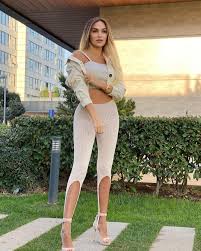 Galatasaray futbolcusu adem büyük'ün eşi merve büyük bir taraftarın yaptığı yorumu instagram hesabından paylaşarak tepki gösterdi. Adem Buyuk Un Esi Fena Patladi Ortalikta Erkegim Diye Gezersiniz