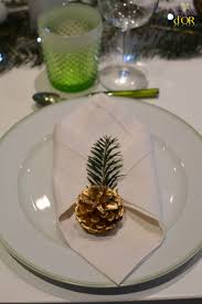 Épatez vos invités avec des serviettes pliées en forme de sapin. Decoration Table Noel Blanc Et Vert