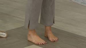 User rated(beautiful feet).even though you can't see amy stran's feet, it's still kind of hot when attractive professional women say. 2020 03 20 Amy Stran In The Barefoot Dreams Cozychic Lite Cropped Pants Youtube