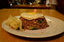 Berbeda dengan nasi goreng oriental yang berwarna terang, nasi goreng khas jawa berciri khas warna sangat gelap. Nasi Goreng Wikipedia