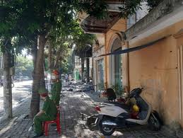 Cơ quan chức năng vẫn đang phong tỏa, khám nghiệm hiện trường, làm rõ nguyên nhân vụ cháy căn nhà 3 tầng bốc cháy dữ dội tại tp vinh (nghệ an) xảy ra lúc khoảng 0h đêm qua. Osuxafq9cmuwpm